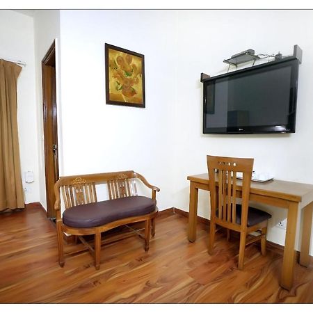 Hotel Oscar - Hauz Khas Yeni Delhi Dış mekan fotoğraf