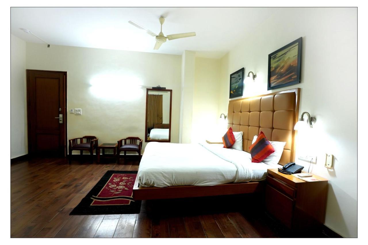 Hotel Oscar - Hauz Khas Yeni Delhi Dış mekan fotoğraf