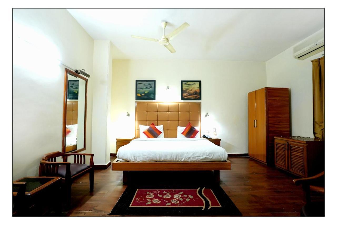 Hotel Oscar - Hauz Khas Yeni Delhi Dış mekan fotoğraf