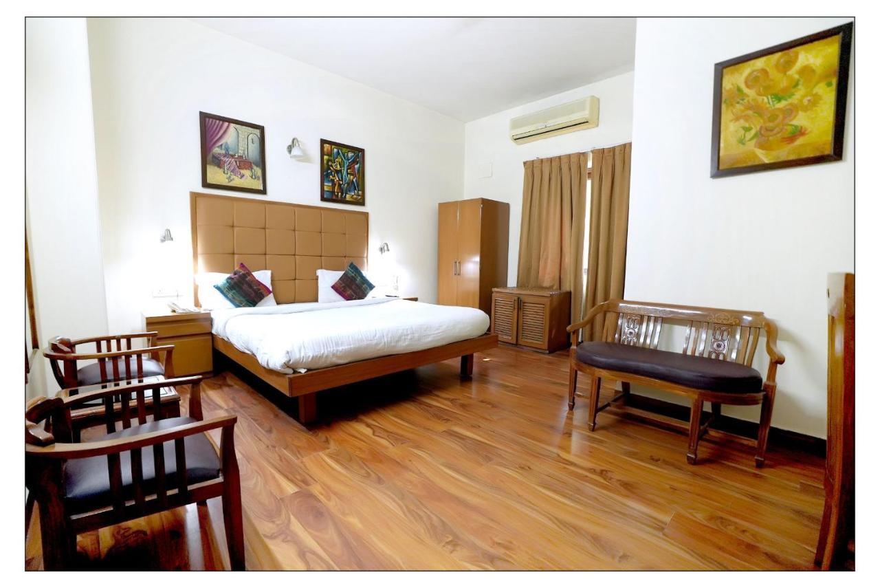Hotel Oscar - Hauz Khas Yeni Delhi Dış mekan fotoğraf
