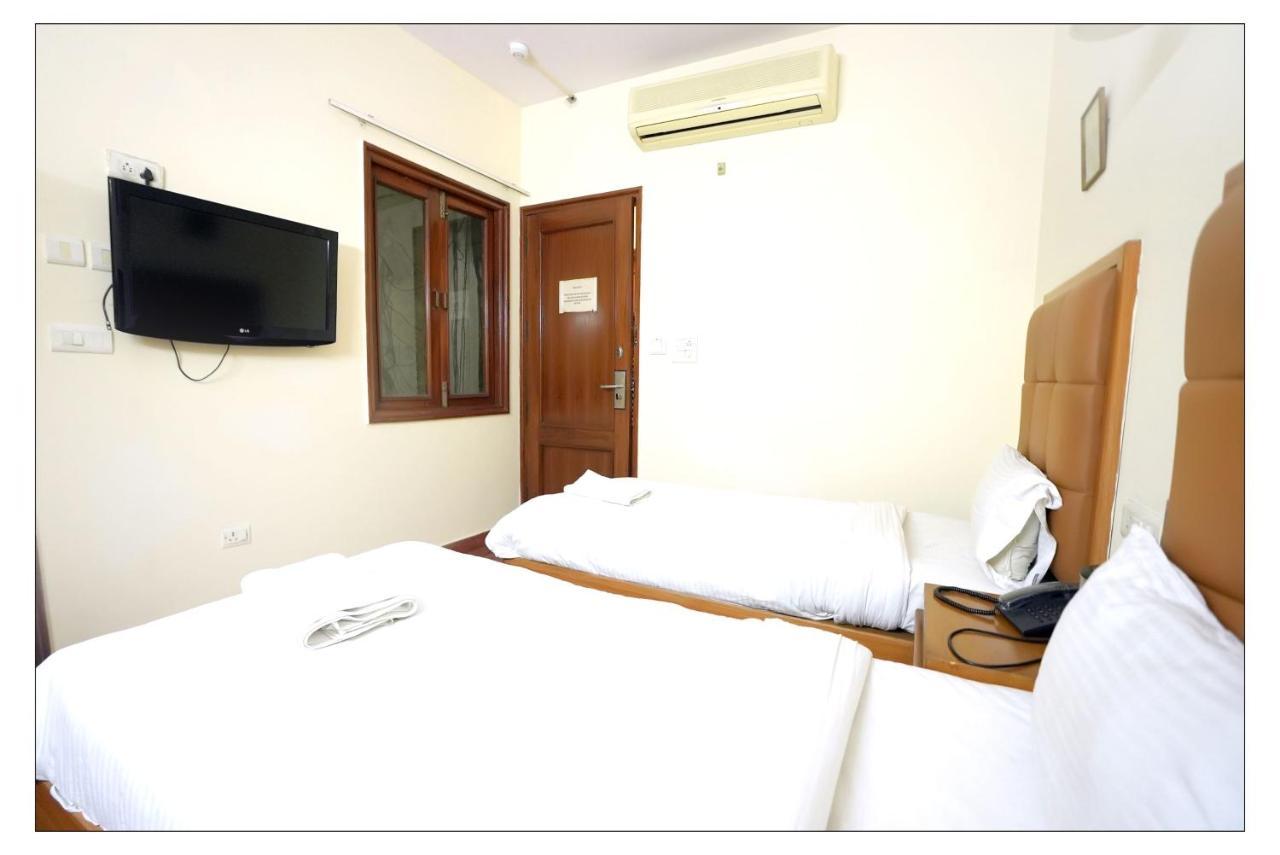 Hotel Oscar - Hauz Khas Yeni Delhi Dış mekan fotoğraf
