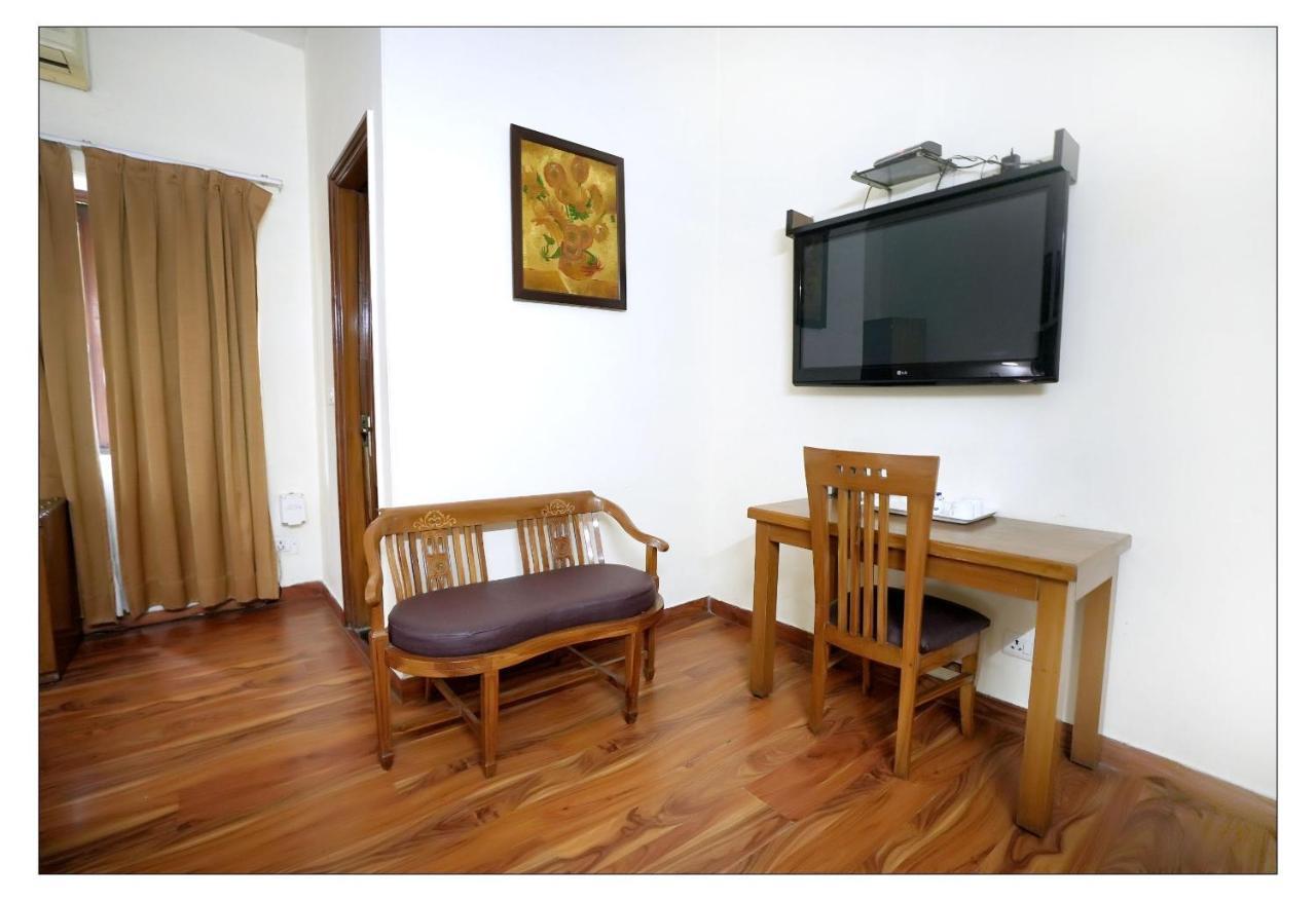 Hotel Oscar - Hauz Khas Yeni Delhi Dış mekan fotoğraf