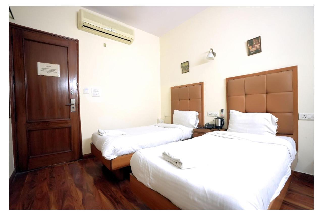 Hotel Oscar - Hauz Khas Yeni Delhi Dış mekan fotoğraf