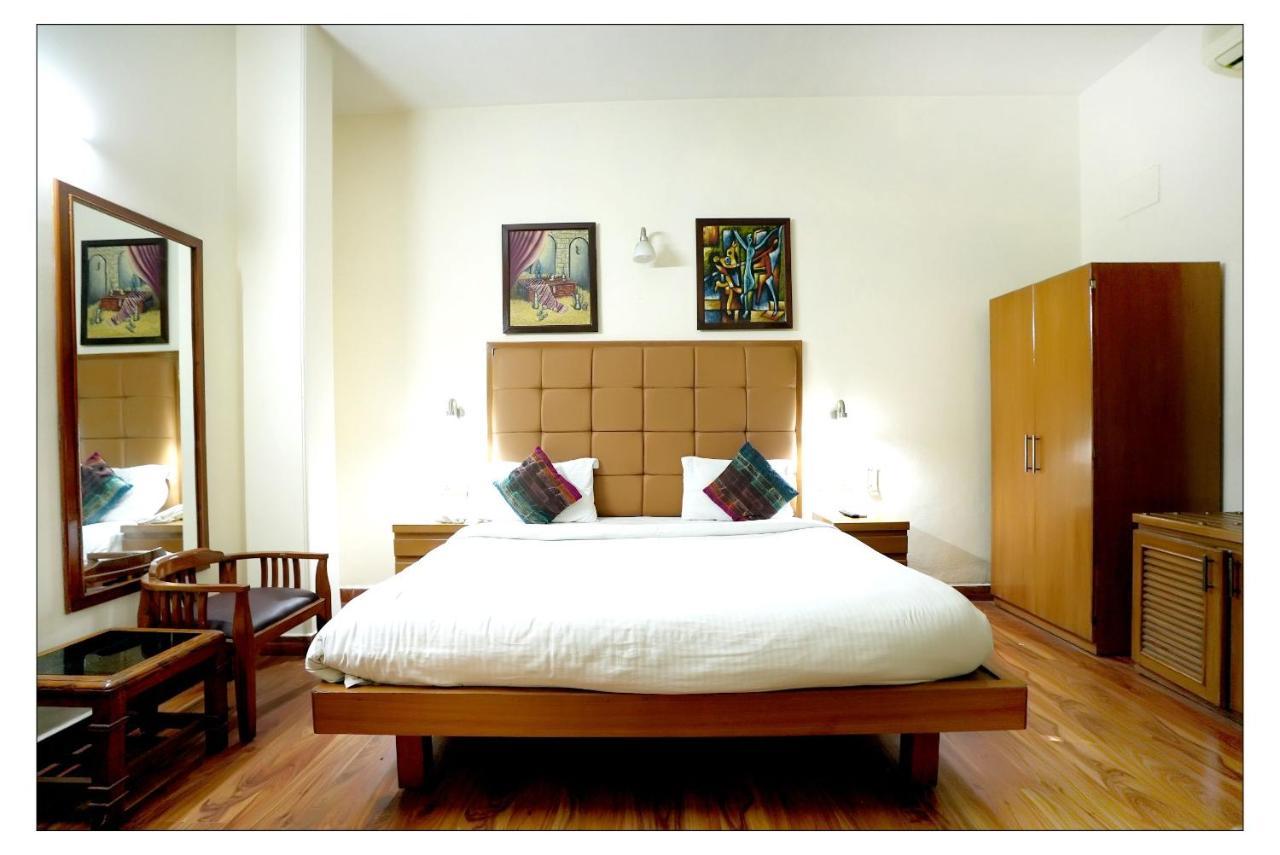 Hotel Oscar - Hauz Khas Yeni Delhi Dış mekan fotoğraf