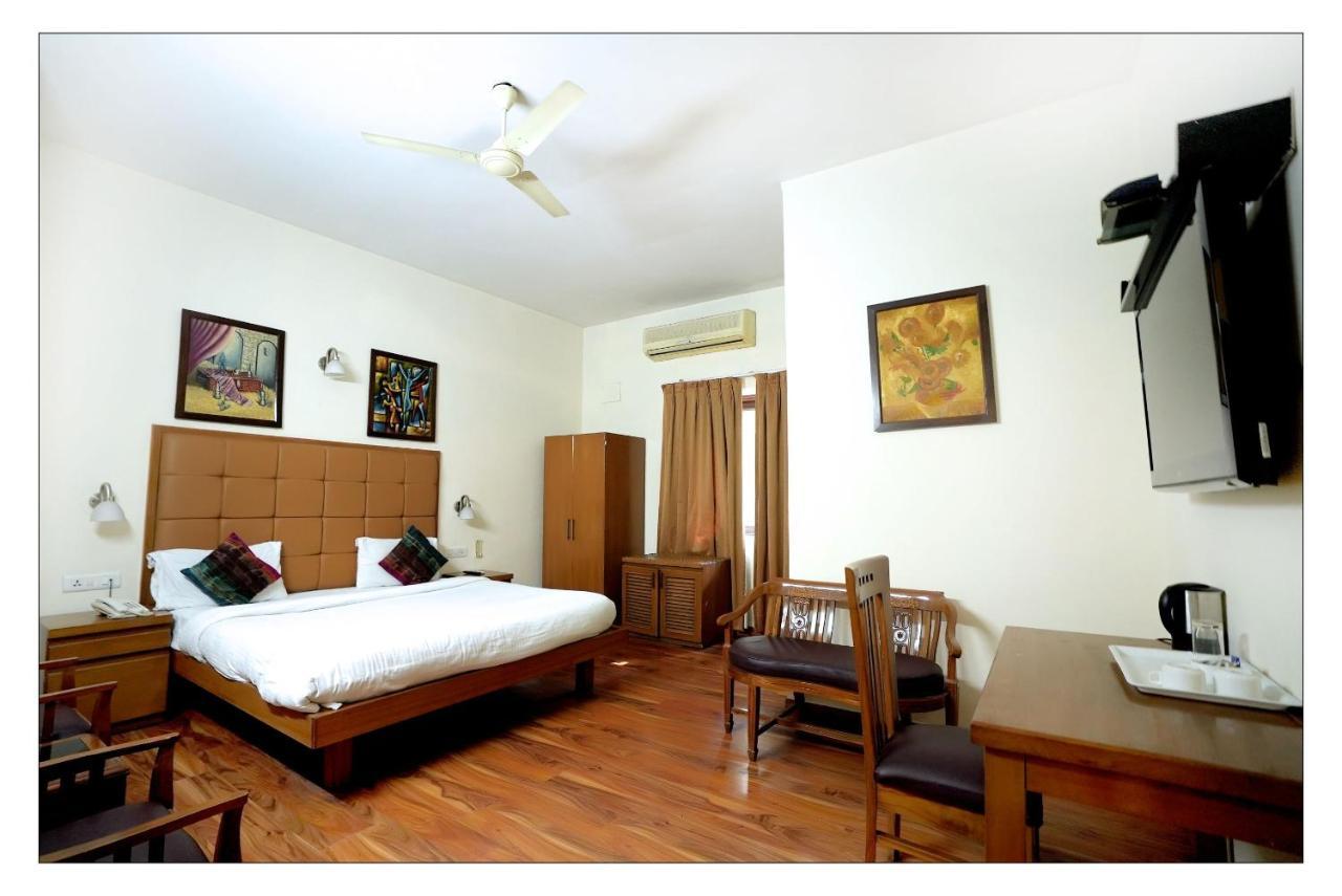 Hotel Oscar - Hauz Khas Yeni Delhi Dış mekan fotoğraf