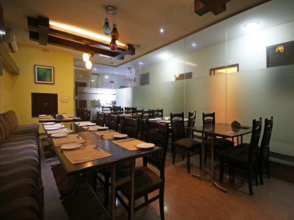 Hotel Oscar - Hauz Khas Yeni Delhi Dış mekan fotoğraf